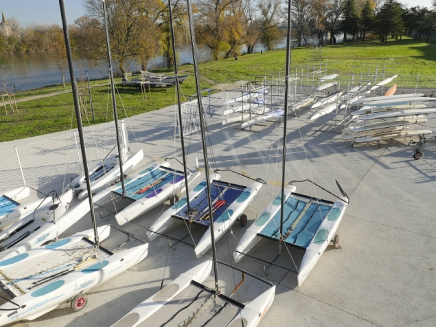Le catamaran combine la stabilité de deux coques avec la possibilité de filer à grande vitesse.