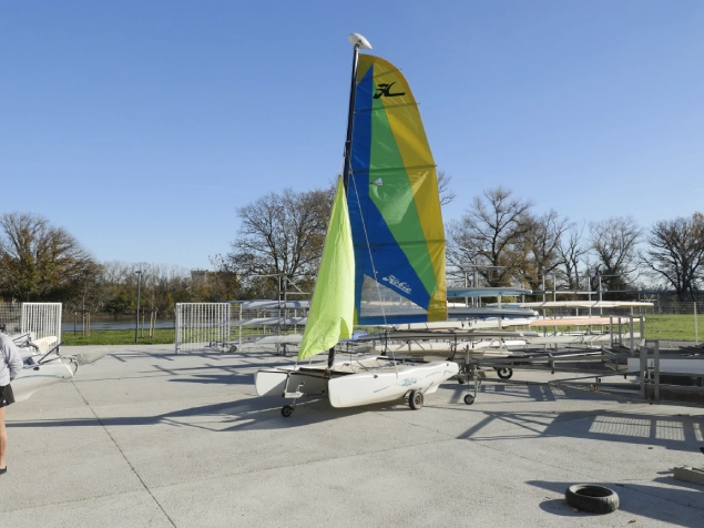 Le catamaran combine la stabilité de deux coques avec la possibilité de filer à grande vitesse.