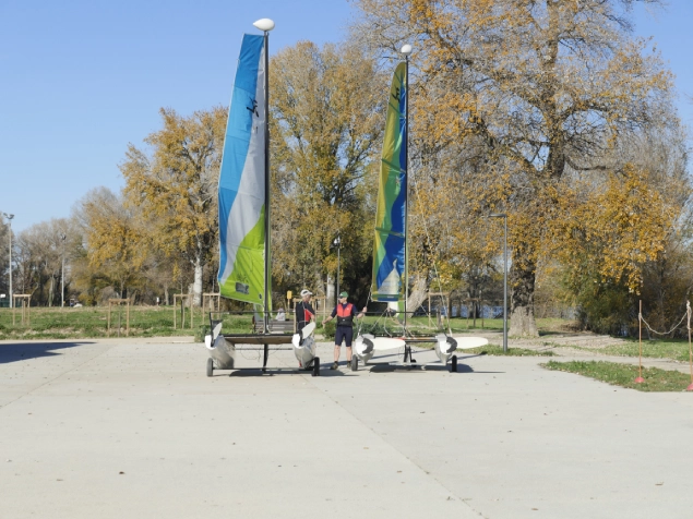 Le catamaran combine la stabilité de deux coques avec la possibilité de filer à grande vitesse.