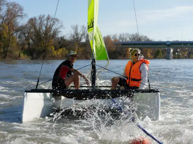 Le catamaran combine la stabilité de deux coques avec la possibilité de filer à grande vitesse.